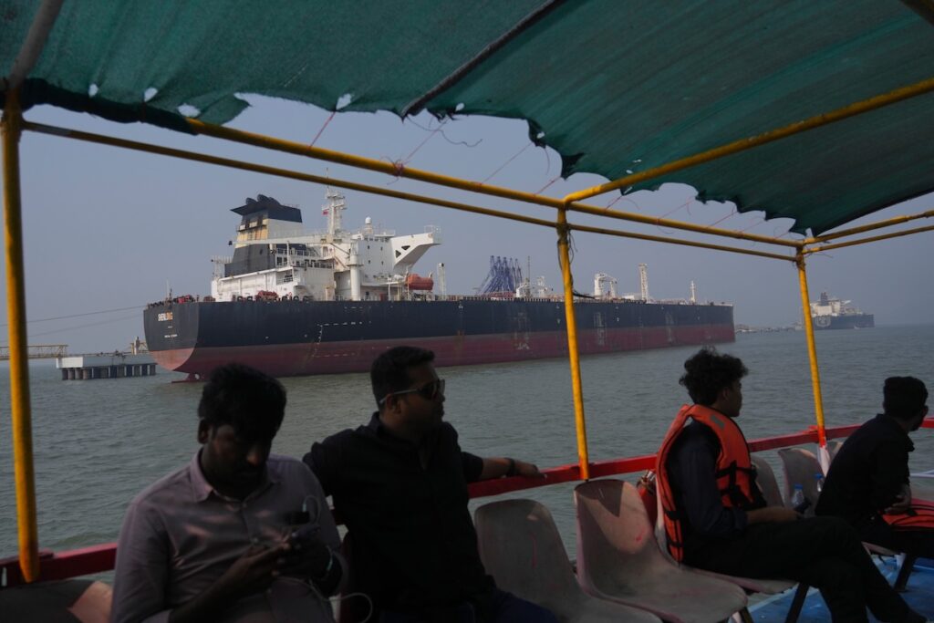 Iran blocca il passaggio delle navi nello stretto di Hormuz e causa crisi energetica globale