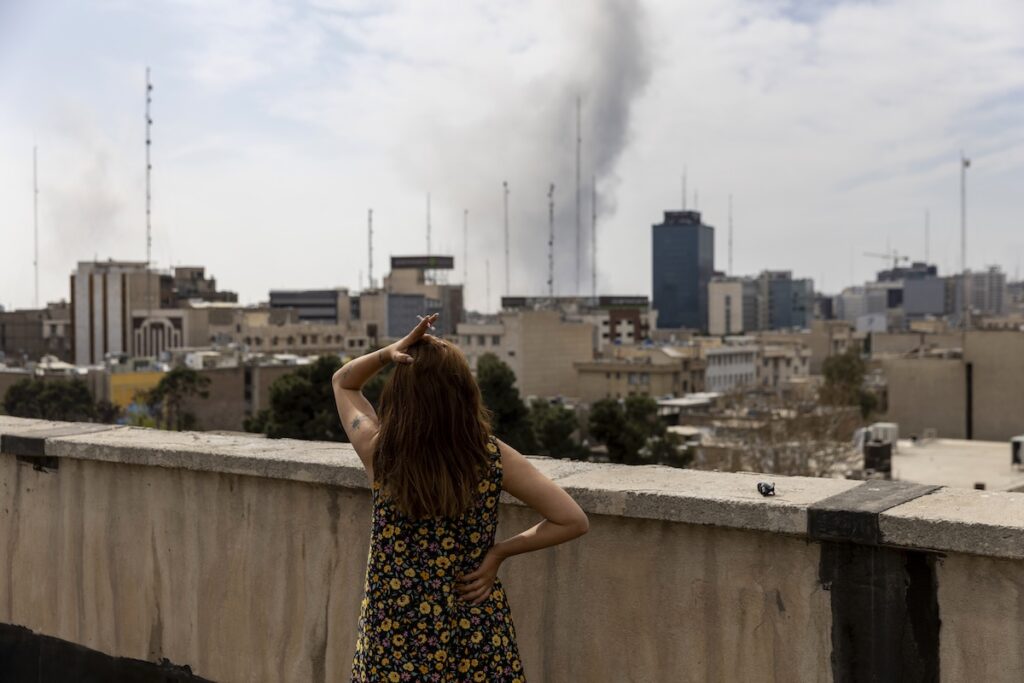 Israele e Stati Uniti intensificano bombardamenti su Teheran nell’ottavo giorno di guerra