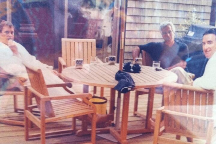 Jeffrey Epstein, ex principe Andrea e Peter Mandelson: la prima foto insieme a Martha's Vineyard