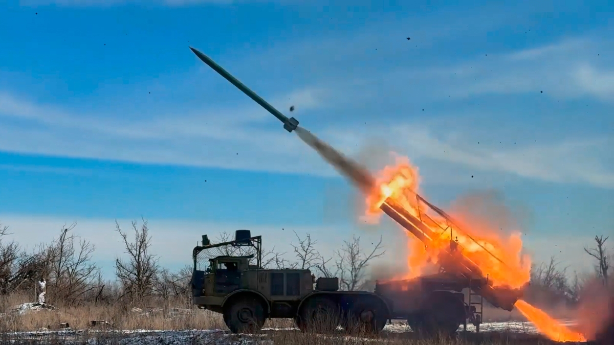 Kharkiv, attacco russo causa dieci morti e feriti tra bambini, operazioni di soccorso in corso