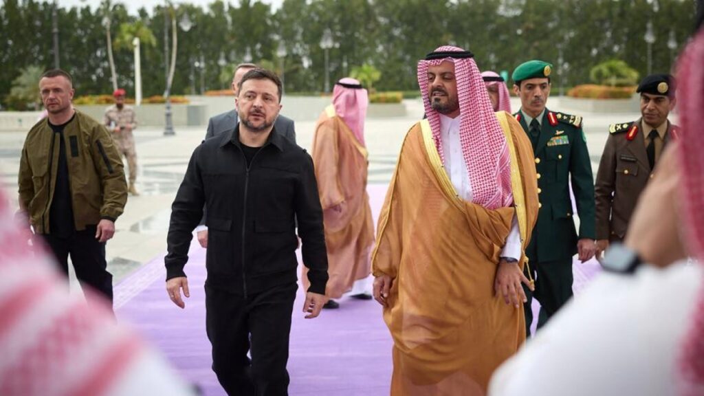 Kiev preoccupata per il possibile disimpegno degli Stati Uniti, Zelensky denuncia pressioni sul Donbass