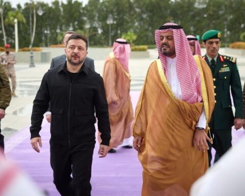 Kiev preoccupata per il possibile disimpegno degli Stati Uniti, Zelensky denuncia pressioni sul Donbass