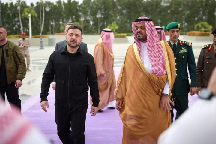 Kiev preoccupata per il possibile disimpegno degli Stati Uniti, Zelensky denuncia pressioni sul Donbass