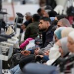 La chiusura dello spazio aereo in Medio Oriente blocca centinaia di migliaia di passeggeri e oltre mille voli