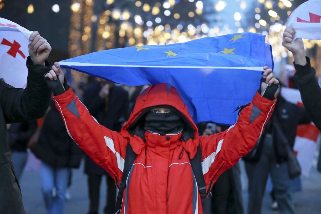 La Commissione Europea sospende l'esenzione dal visto per diplomatici e funzionari georgiani