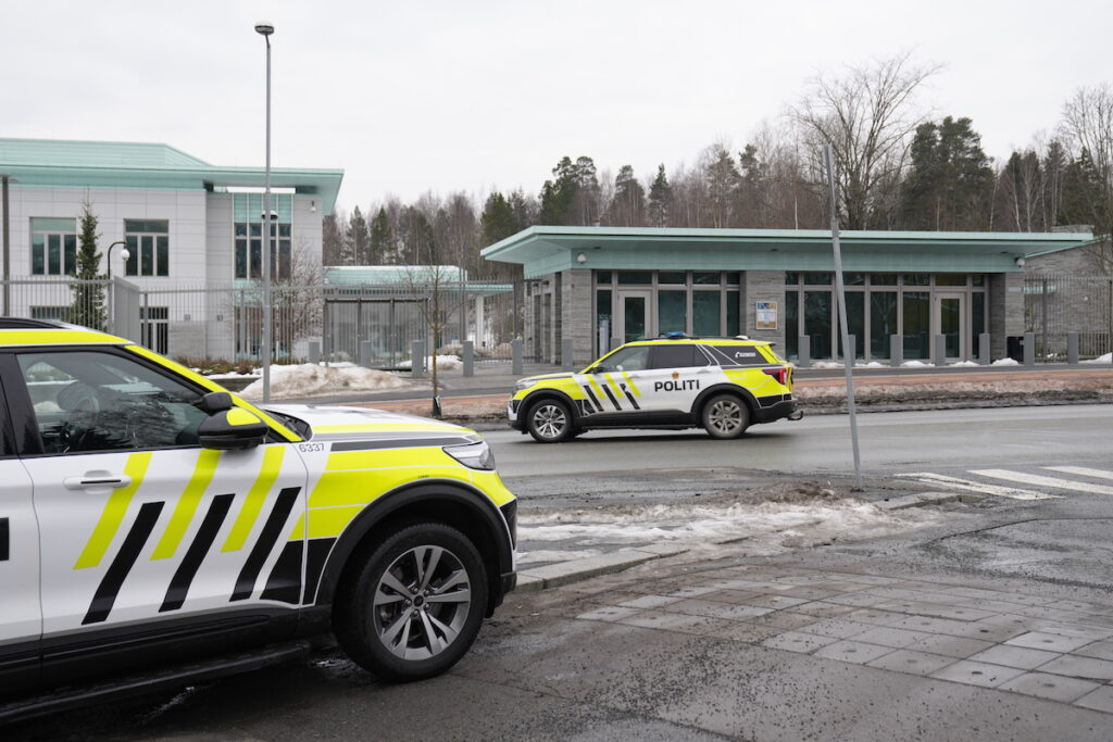 La polizia norvegese indaga sull’esplosione all’ambasciata statunitense di Oslo come possibile atto di terrorismo