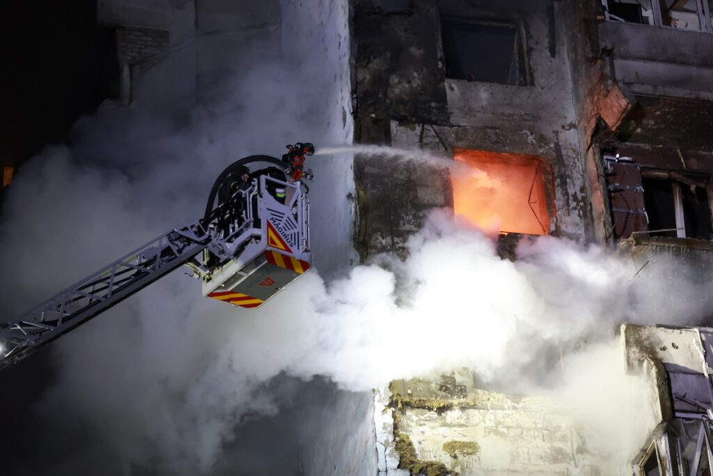 La Russia colpisce nuovamente l'Ucraina: cinque morti e attacchi a infrastrutture civili e energetiche