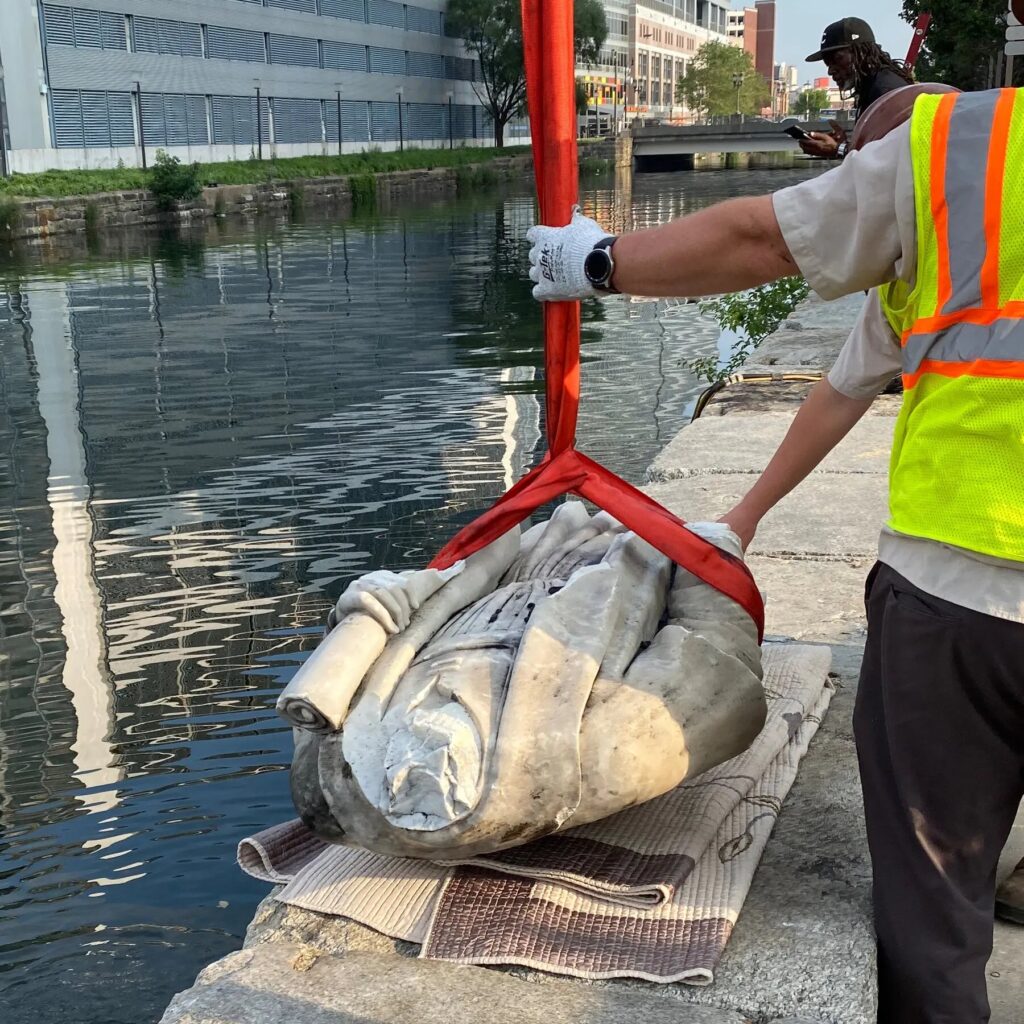 La statua di Cristoforo Colombo ricostruita davanti all'Eisenhower Building a Washington