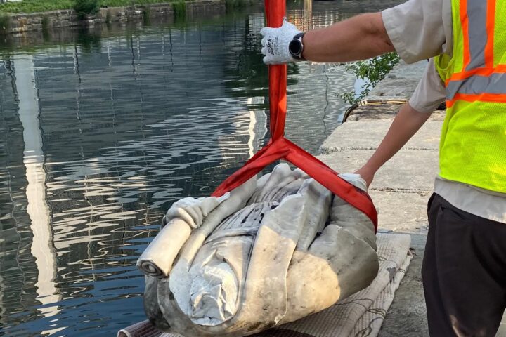 La statua di Cristoforo Colombo ricostruita davanti all'Eisenhower Building a Washington