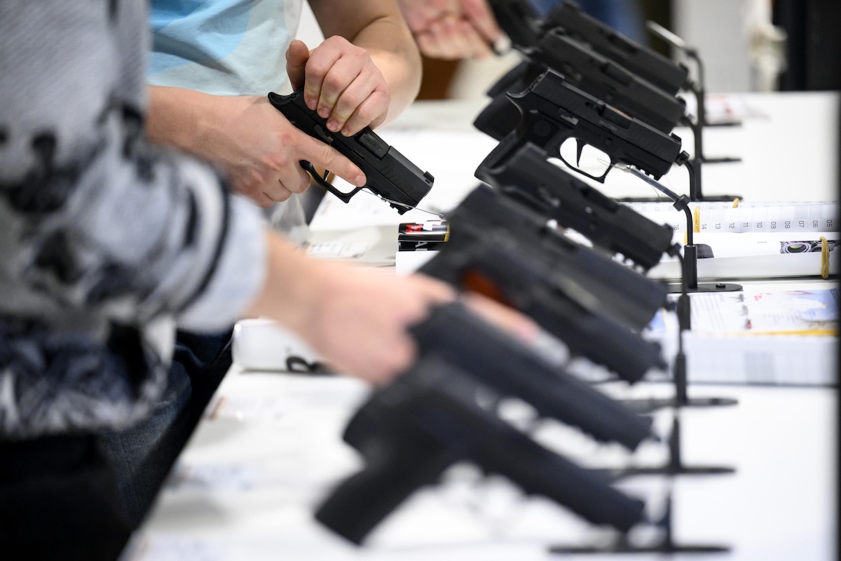 La Svizzera sospende le vendite di armi agli Stati Uniti a causa del conflitto in Medio Oriente