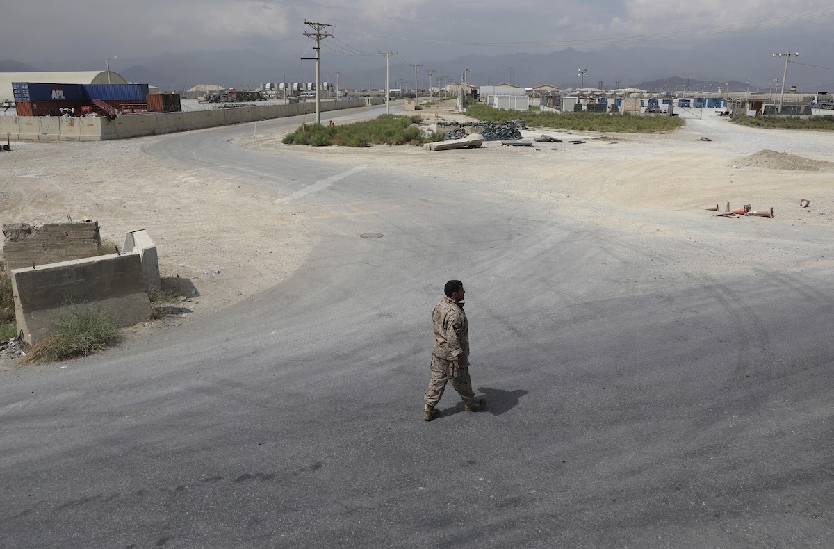 L'Afghanistan afferma di aver respinto un attacco aereo del Pakistan sulla base di Bagram