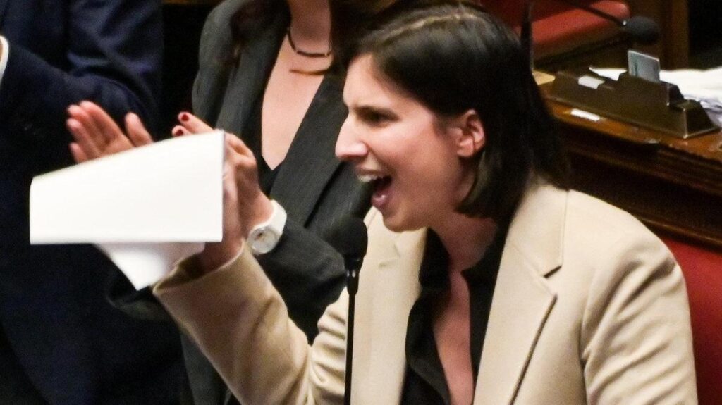 L'assenza di Giorgia Meloni provoca tensione tra le opposizioni durante le comunicazioni sui conflitti in Medioriente