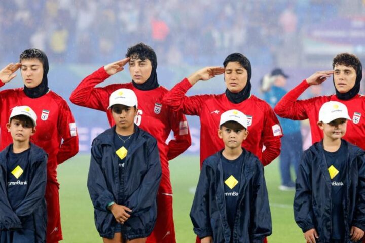 Le calciatrici iraniane protestano in silenzio durante l'inno, attivisti chiedono asilo in Australia