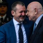 Le dimissioni di Andrea Delmastro: un percorso politico tra scandali e controversie in Italia