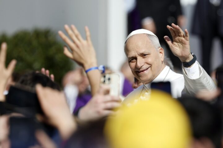 Leone XIV a Monaco: «Le guerre sono il risultato dell'idolatria del denaro»