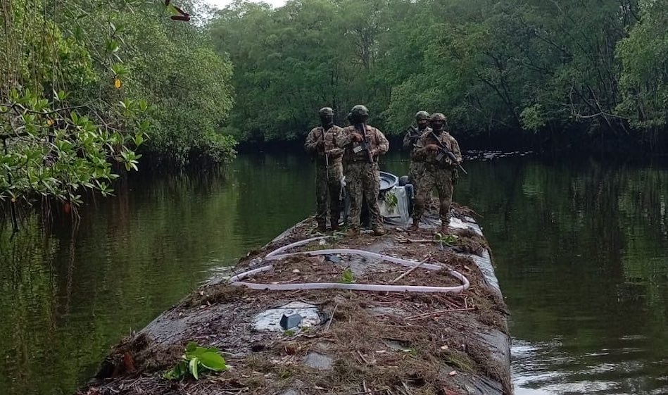 L'esercito dell'Ecuador sequestra un semisommergibile dei cartelli della droga a Santa Rosa