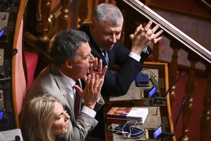 Lite al Senato tra Renzi e Urso su crisi energetica e prezzi della benzina