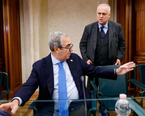 Lotito guida la purga contro Gasparri mentre i tifosi della Lazio boicottano il referendum