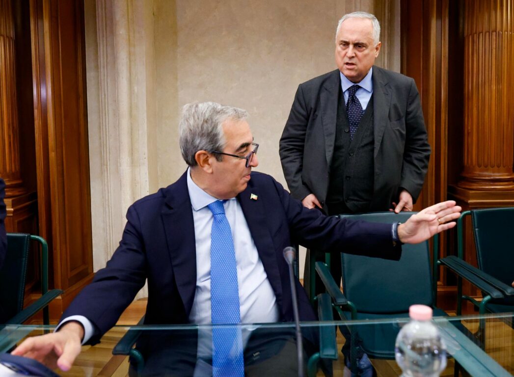 Lotito guida la purga contro Gasparri mentre i tifosi della Lazio boicottano il referendum