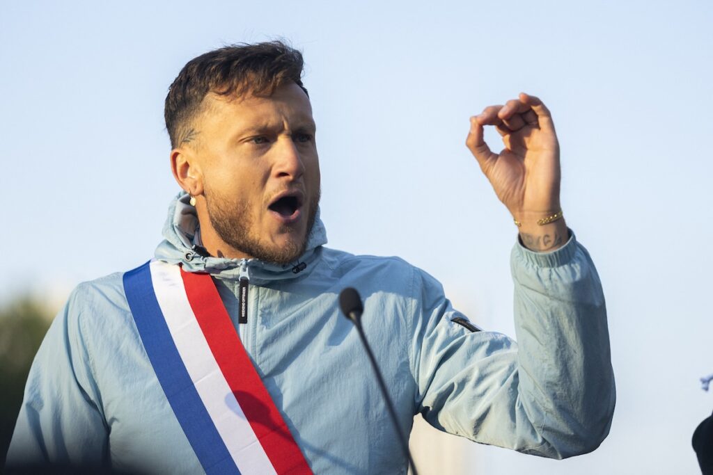 Mélenchon difende la Jeune Garde Antifasciste dopo l'omicidio di Quentin Deranque a Lione