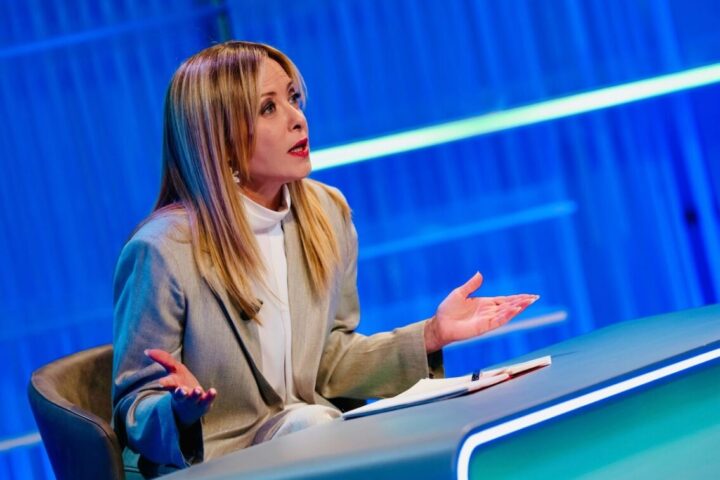 Meloni difende Delmastro dopo l'inchiesta su un ristorante legato alla Camorra