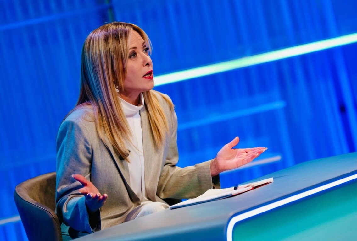 Meloni difende Delmastro dopo l'inchiesta su un ristorante legato alla Camorra