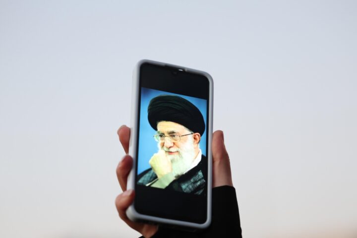 Messaggi misteriosi via radio e attività anomala in Iran durante i raid israelo-americani