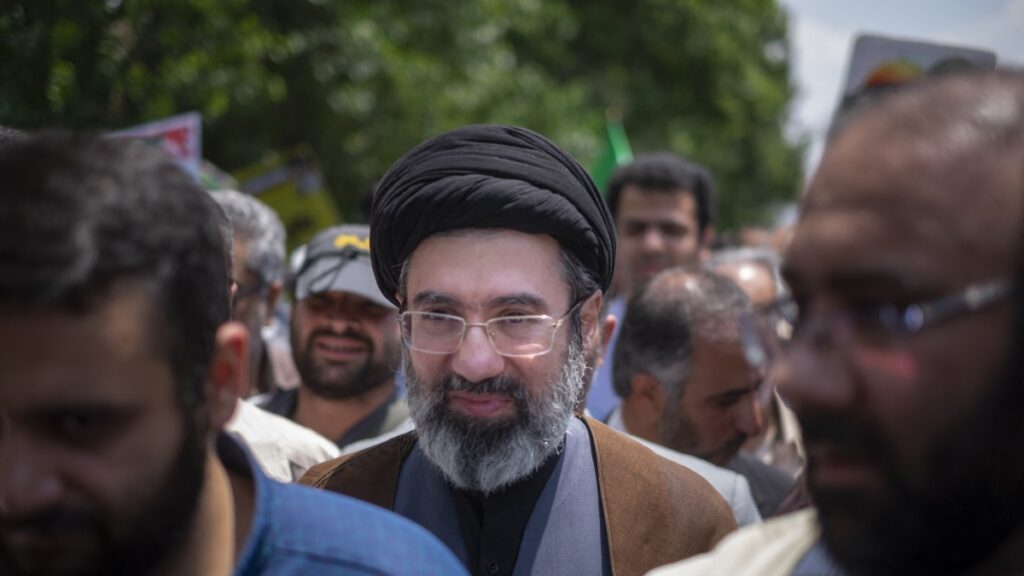Mojtaba Hosseini, figlio di Khamenei, designato possibile successore della Guida suprema iraniana