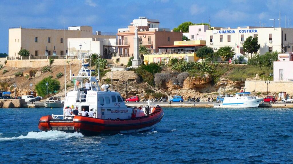 Naufragio a Lampedusa, disperso un bambino di due anni durante l'affondamento
