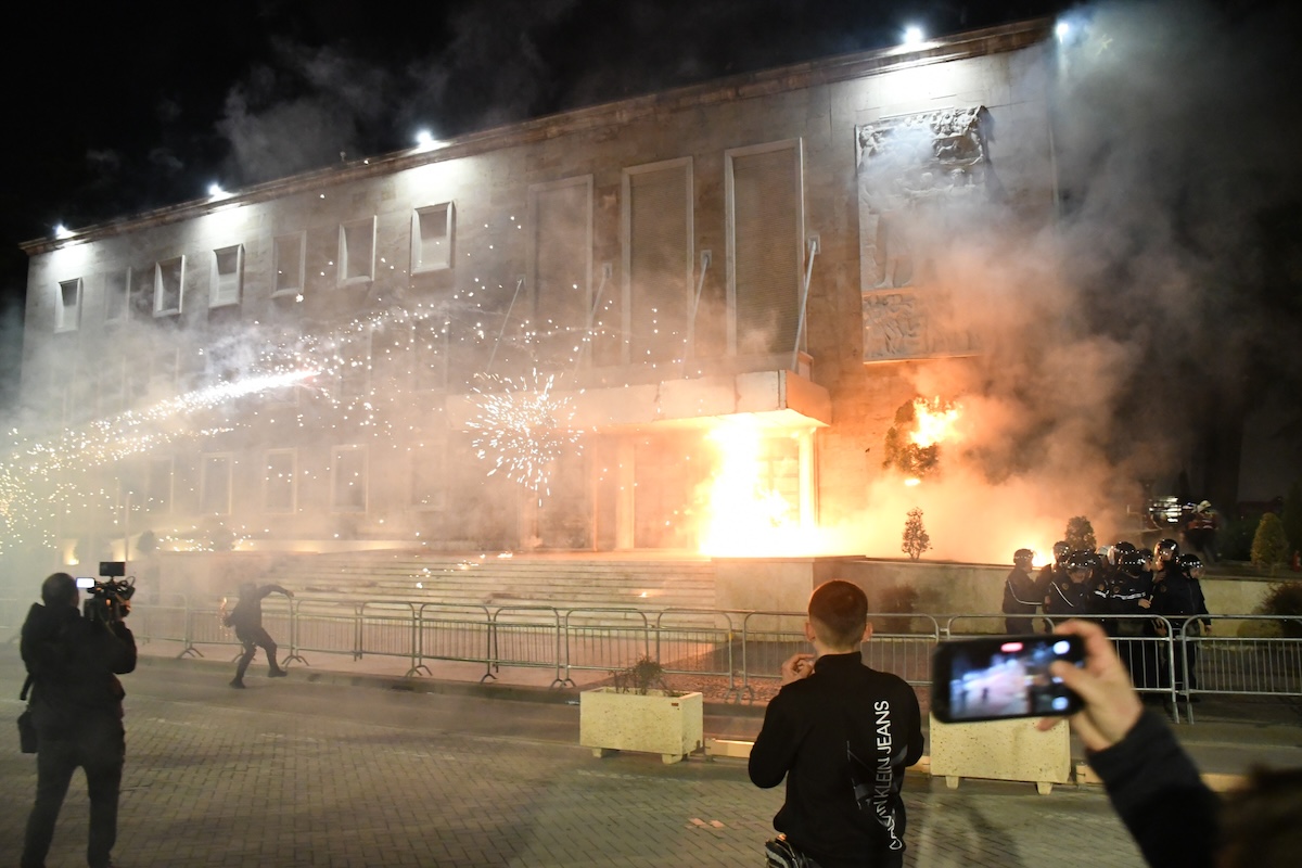 Nuove proteste antigovernative a Tirana: scontri tra manifestanti e polizia sulla corruzione di Balluku