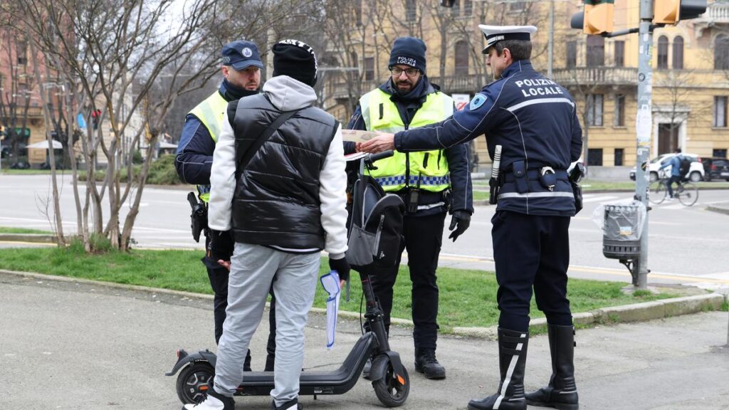 Obbligo di targa e assicurazione per monopattini: costi e regole dal 16 maggio