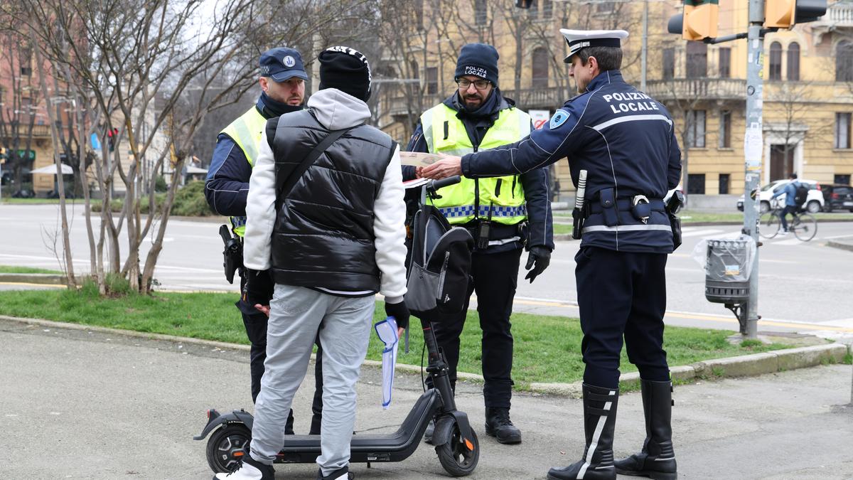 Obbligo di targa e assicurazione per monopattini: costi e regole dal 16 maggio