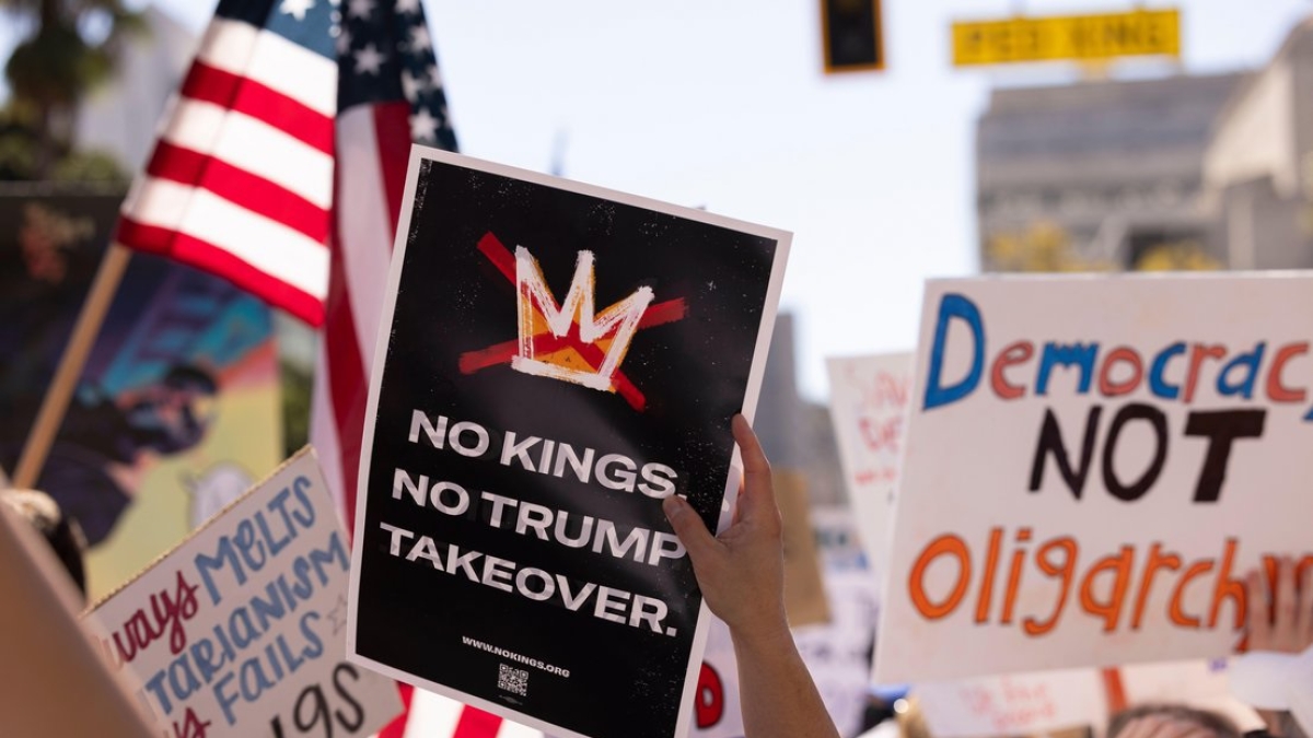 Oggi negli Stati Uniti si svolgono 3.100 manifestazioni “No Kings” con affluenza record