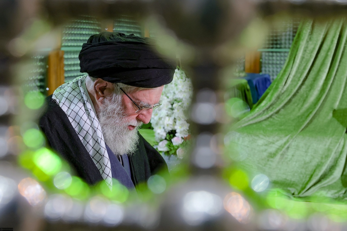Operazione congiunta di intelligence americana e israeliana porta all'uccisione di Khamenei a Teheran