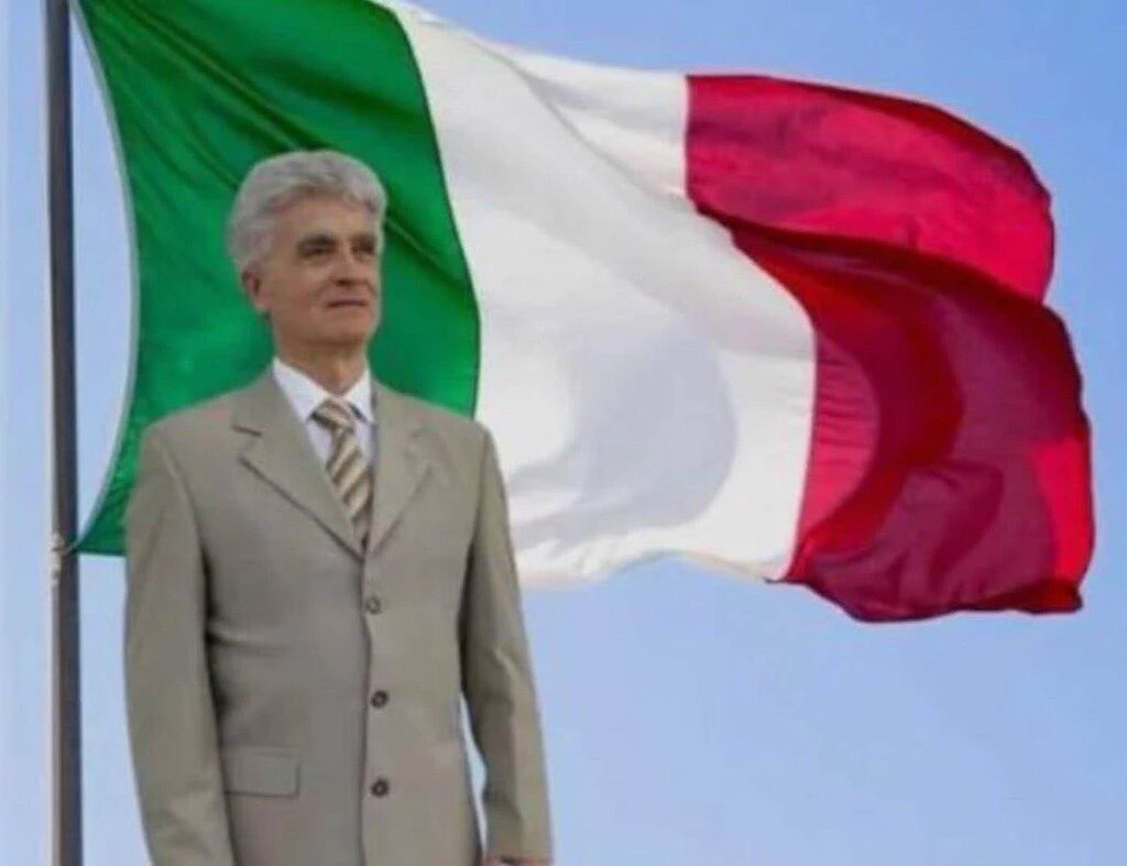 Orazio Maurizio Musumeci sul palco di Milano: "Volevo regalare il mio libro a Meloni"