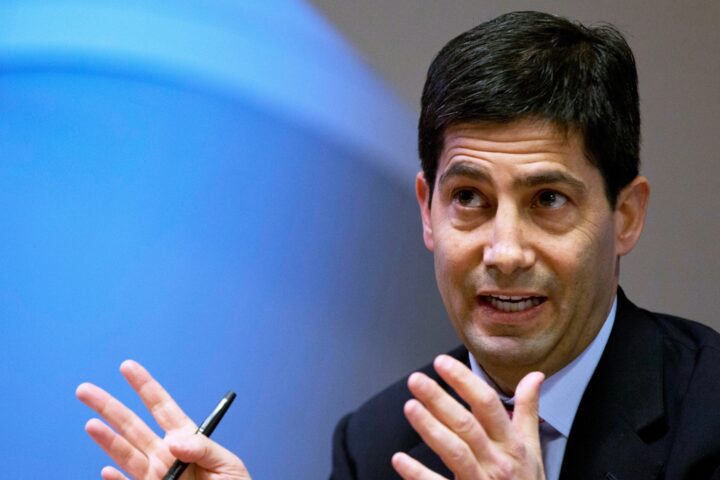 Petrolio alle stelle: la sfida di Warsh, candidato alla Fed, per ridurre i tassi di interesse