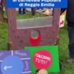 Polemica per il gioco della ghigliottina con la testa di Giorgia Meloni al Carnevale di Reggio Emilia