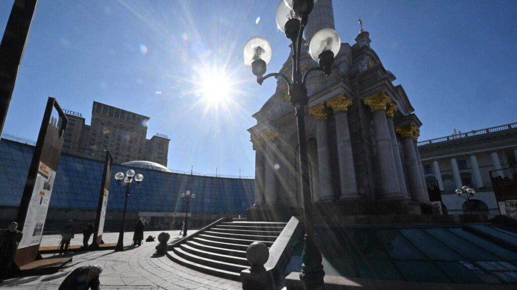 Putin lancia un attacco con droni su Kiev: colpita la piazza dell'indipendenza di Maidan