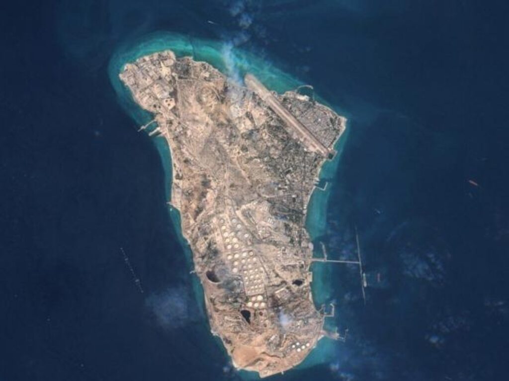 Raid Usa su Kharg: Trump annuncia bombardamenti per proteggere il transito nello Stretto di Hormuz