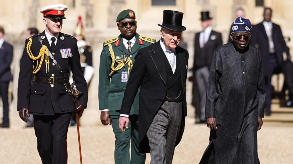 Re Carlo indossa il cilindro per accogliere il presidente nigeriano a Windsor