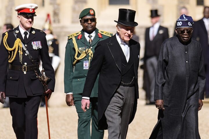 Re Carlo indossa il cilindro per accogliere il presidente nigeriano a Windsor