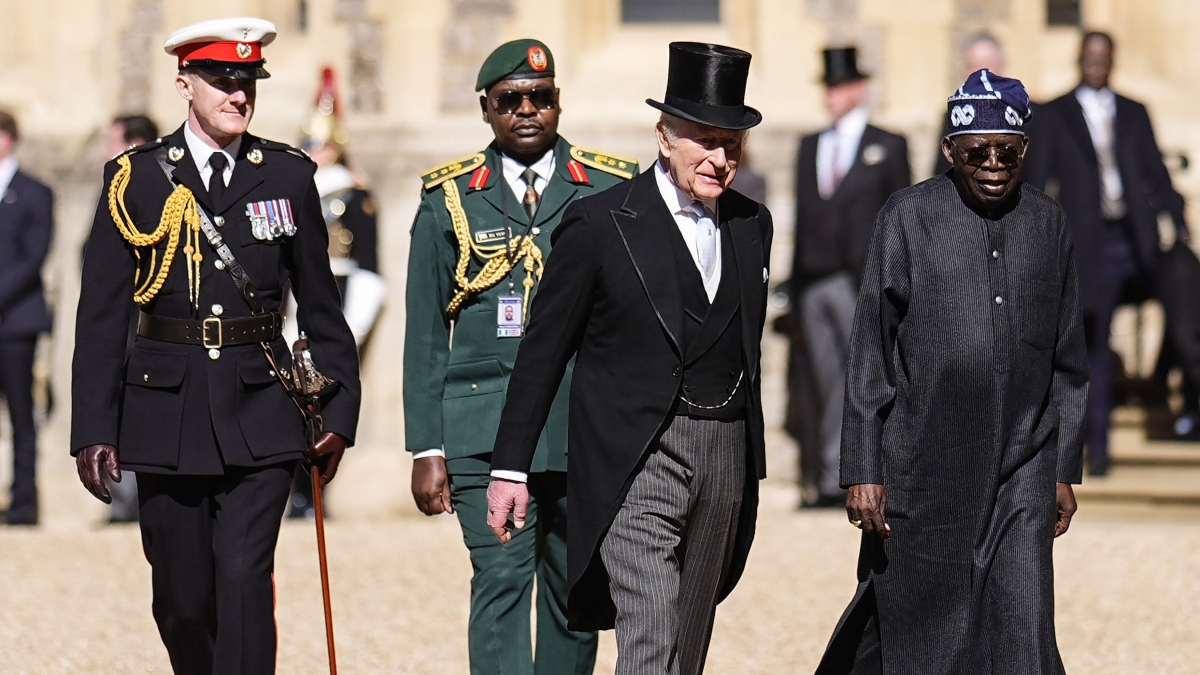 Re Carlo indossa il cilindro per accogliere il presidente nigeriano a Windsor