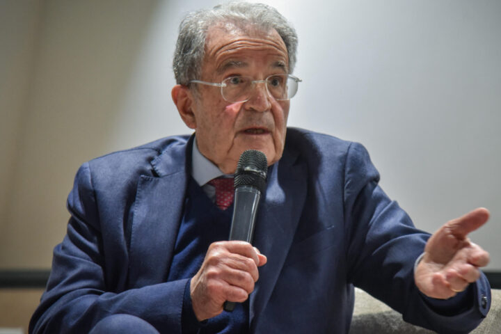 Romano Prodi avverte: il governo è in difficoltà e si consumerà da solo entro il 2027