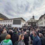 Salvini contestato ai funerali di Bossi a Pontida, coro contro la camicia verde