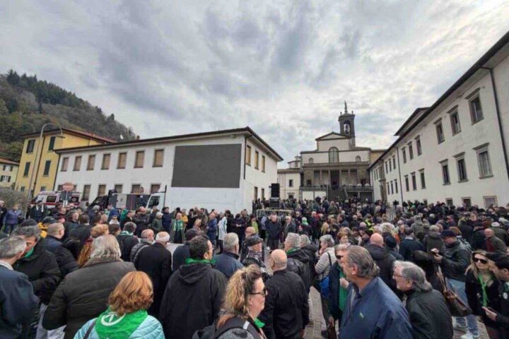 Salvini contestato ai funerali di Bossi a Pontida, coro contro la camicia verde