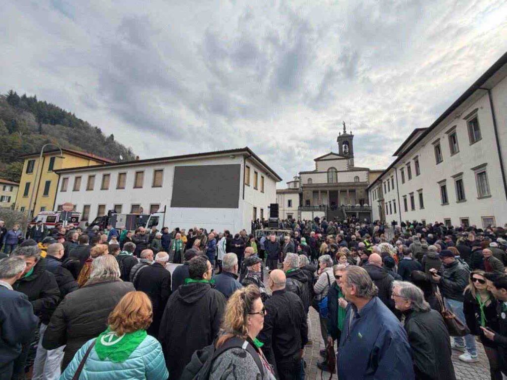 Salvini contestato ai funerali di Bossi a Pontida, coro contro la camicia verde