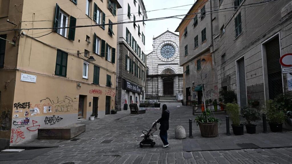 Sedicenne accoltellato a Genova, avviata la caccia all'aggressore