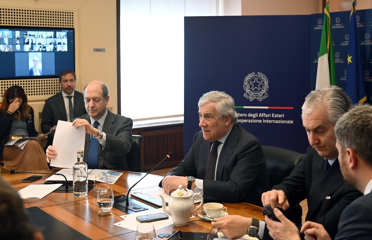 Tajani contro Conte: "Non sono mai andato in ginocchio da Merkel o Trump" durante il dibattito sulla guerra in Iran