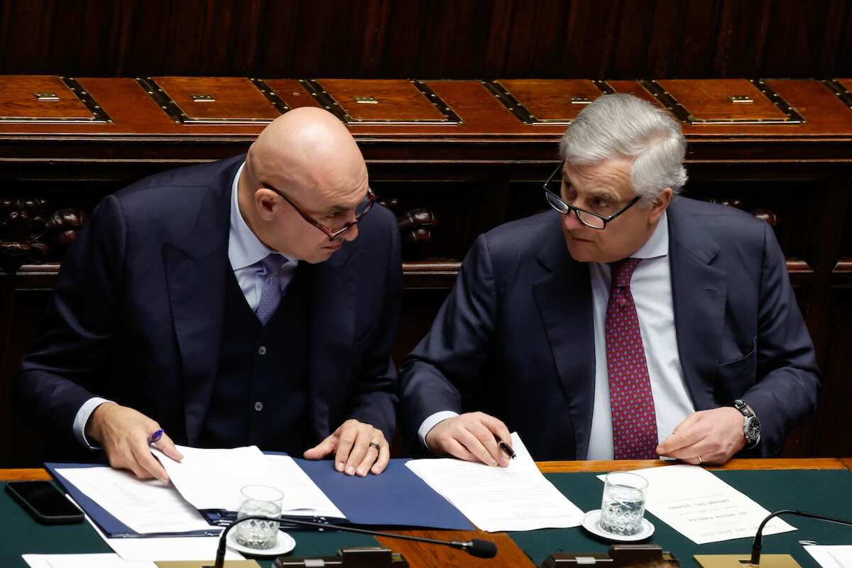 Tajani e Crosetto in Parlamento per autorizzare l'invio di armi nel Golfo e assistenza ai cittadini italiani