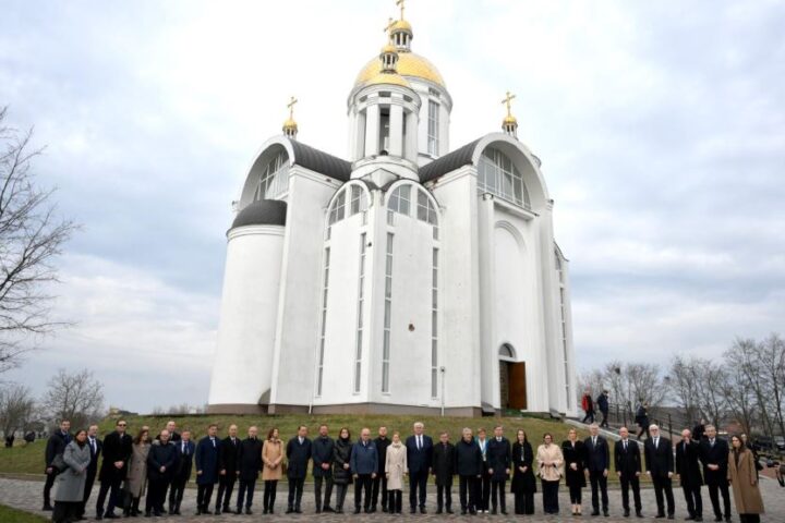 Tajani e i ministri degli Esteri Ue a Bucha: impegno a garantire responsabilità per crimini di guerra in Ucraina